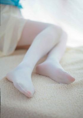 他解开女警的乳罩慢慢揉电影