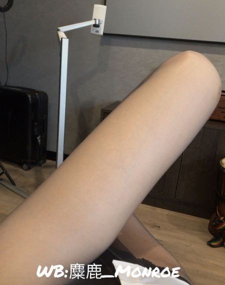 两位女王圣水调教小刚